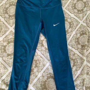 blue cropped Nike Pro leggings